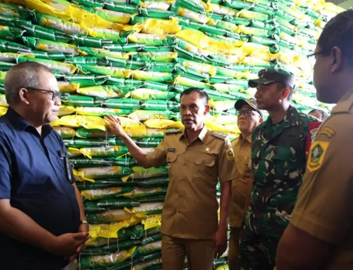 Wakil Bupati Bogor Jaro Ade Cek Ketersediaan Beras Bulog dan Sidak Pasar Leuwiliang Jelang Ramadan