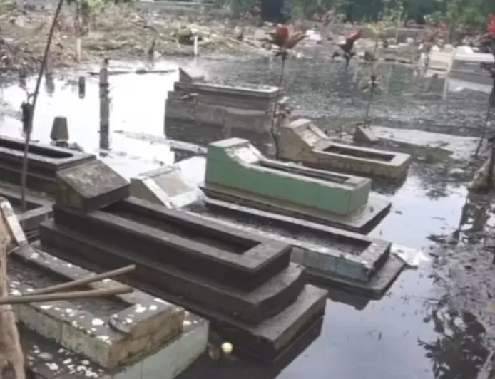 Tanggul Sungai Cikapundung Jebol, Ribuan TPU di Bandung Terendam