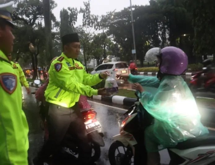 Berbagi Kebahagiaan di Bulan Ramadan, Polres Bogor Bagikan Ratusan Paket Takjil kepada Pengendara