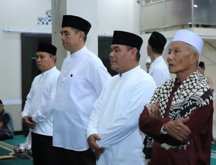 Wakili Bupati Bogor, Sekda Ajat Rochmat Shalat Tarawih Keliling di Masjid Al-Ikhlas Desa Puspasari