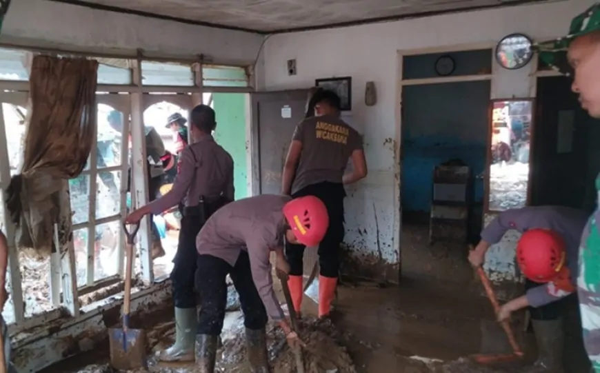 Pembersihan Sisa Banjir 2.webp