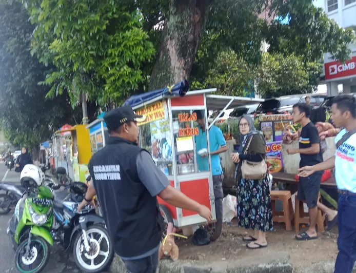 PKL dan Kendaraan Parkir Sembarangan Dibahu Jalan Padjajaran Ditertibkan  