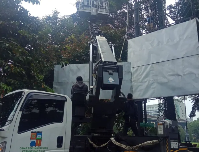 Pemkot Bogor Bongkar 58 Reklame Tak Berizin, Jenal Mutaqin: Kita Jadikan Kota Lebih Estetik 