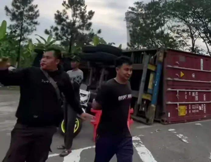 Truk Kontainer Terguling di Kawasan Sentul City Sopir Luka-luka, Berikut Ini Kronologinya