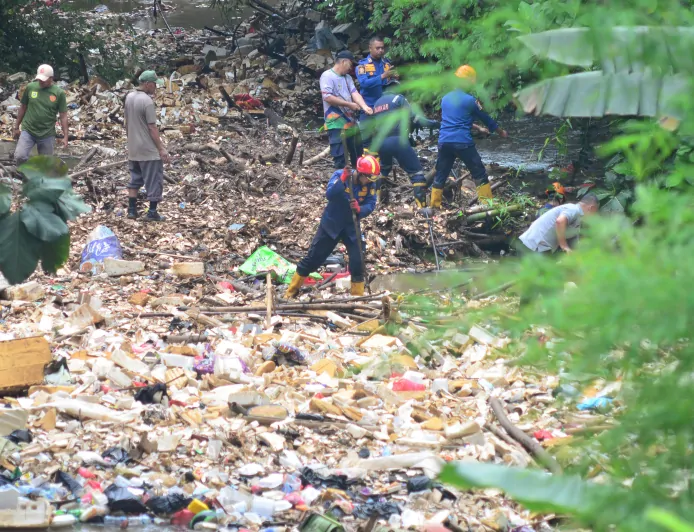 Aksi Membersihkan Sungai Dari Sampah di Bogor