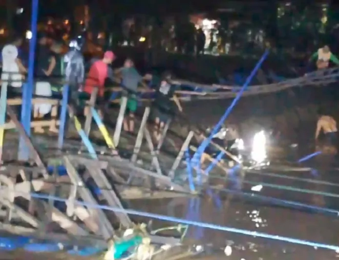 Jembatan Apung Penghubung Kecamatan Bojongsoang dan Baleendah di Kabupaten Bandung Ambruk
