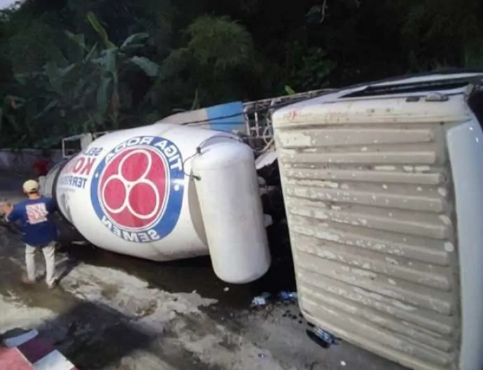 Truk Molen Terguling di Dramaga Kabupaten Bogor, Robohkan Tiang Listrik hingga Lalu Lintas Tersendat