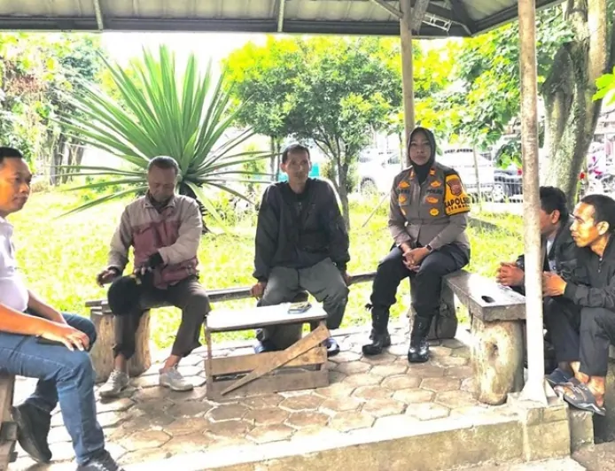Kapolsek Dramaga Jemput Bola Dengar Langsung Curhatan Warga Sampaikan Kondisi Lingkungan