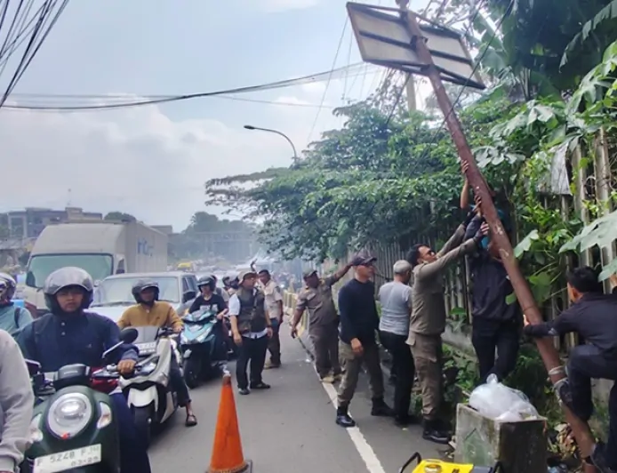Penataan Kawasan Puncak Bogor Terus Berlanjut, Bersihkan Tumpukan Sampah hingga Bongkar Reklame Tak Berizin