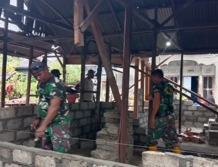 Satgas TMMD Kodim 1506/Namlea Bangun Rumah Tidak Layak Huni di Desa Leku