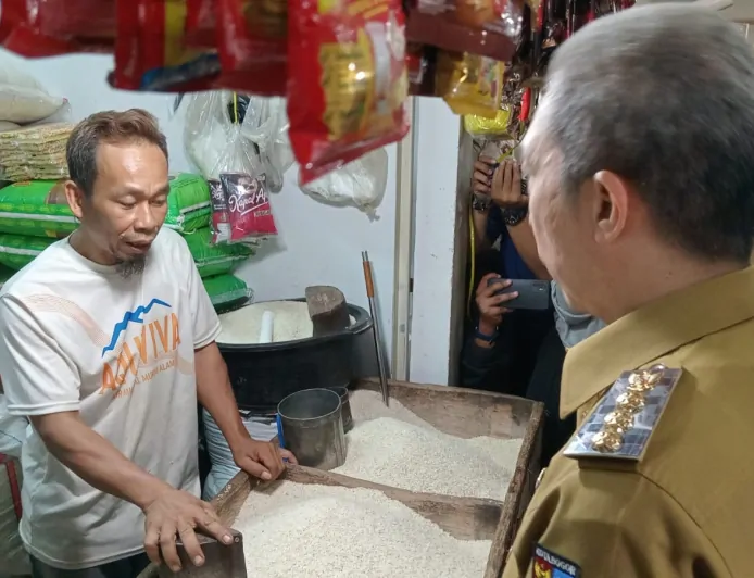 Sidak Pasar Gembrong, Dedie Rachim Pastikan Tidak Ada Beras Oplosan yang Beredar di Kota Bogor