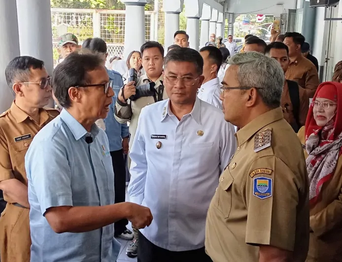 Menkes Budi Gunadi Sadikin Tinjau Peluncuran Cek Kesehatan Gratis Bagi Siswa Sekolah di Kota Bandung