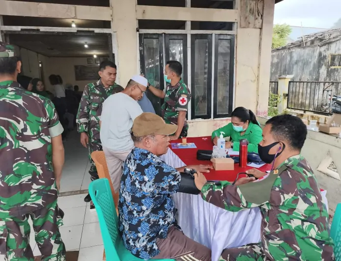 Tulus Ikhlas..!! Pemeriksaan Kesehatan, Pengobatan Massal oleh Satgas TMMD 125 Kodim 1506/Namlea