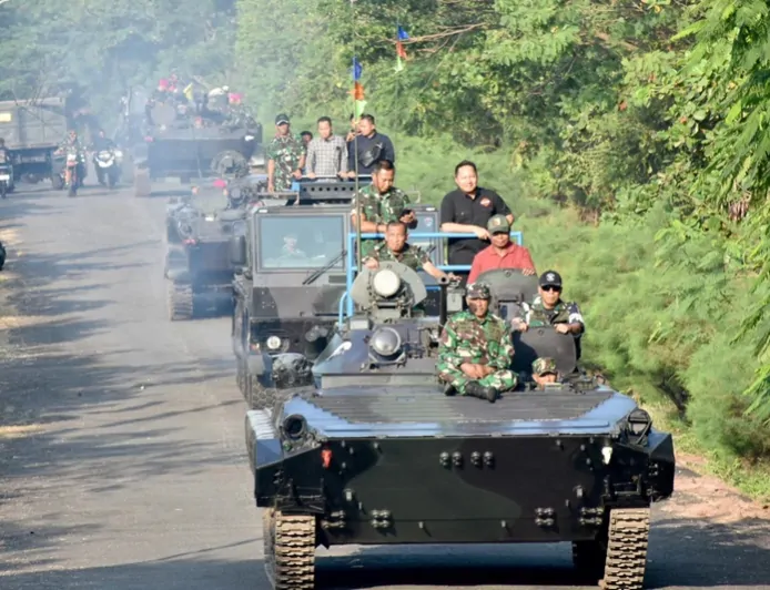 Kunjungi Bhumi Marinir Karang Pilang Surabaya, Habib Alwi Ibrahim dan Masyarakat Naik Kendaraan Tempur