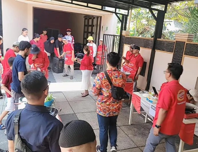 Antusias Warga Jabaru Saat Ikuti Lomba Masak Nasi Goreng Khusus Laki-laki