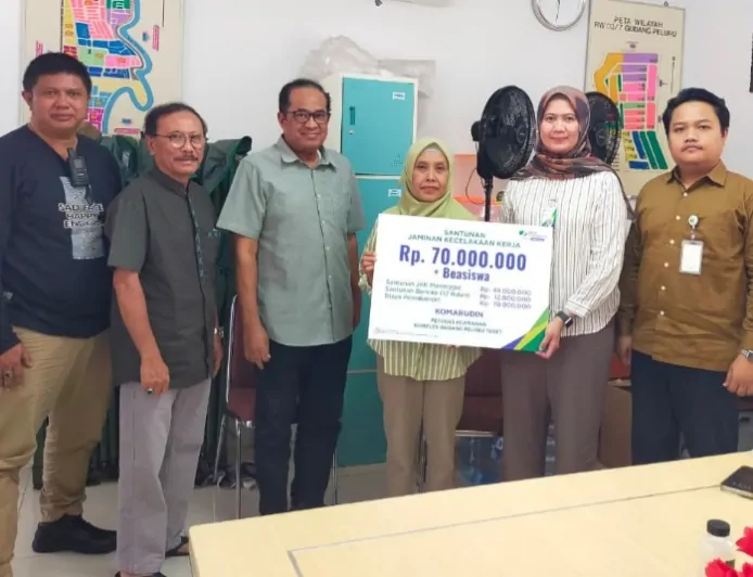BPJS Ketenagakerjaan Serahkan Santunan Rp70 Juta kepada Ahli Waris Petugas Keamanan