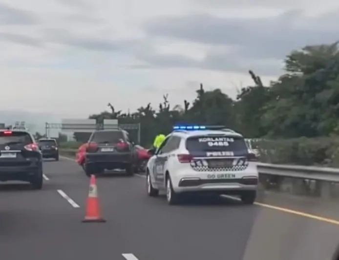Kecelakaan di Tol Jagorawi, Pajero Hantam Suzuki Baleno, 1 Orang Dilarikan ke Rumah Sakit
