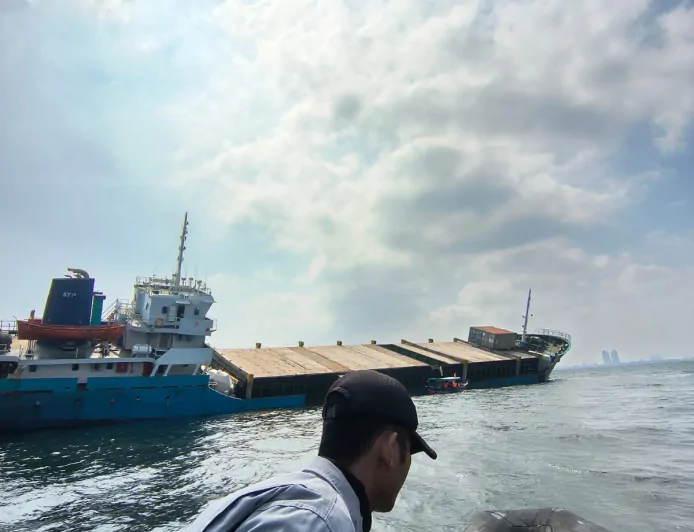 Bakamla Lakukan Penyelamatan Kecelakaan Kapal KM Alexindo 8 di Sunda Kelapa Menuju Batam