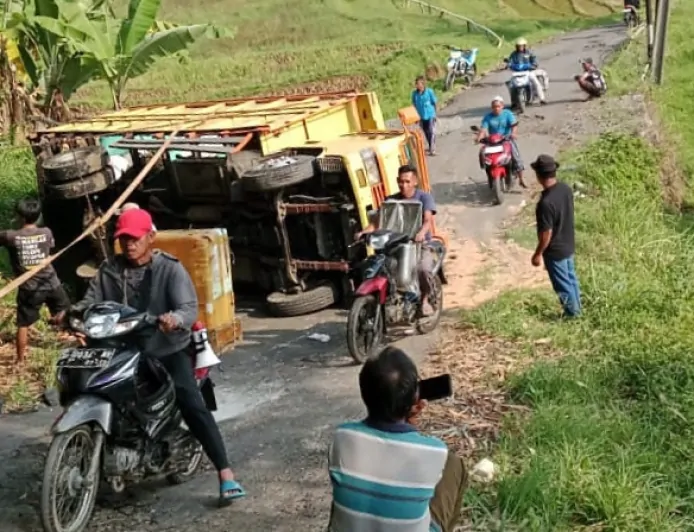 Truk Muatan Sekam Terguling di Tanjakan Citumbuk Kecamatan Nanggung Bogor, Akses Roda Empat Tertutup