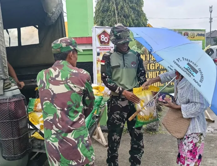 Jaga Kestabilan Harga Beras, Babinsa dari Kodim 1710/Mimika Bekerja Sama dengan Perum Bulog Terus Menjual Beras SPHP Untuk Warga