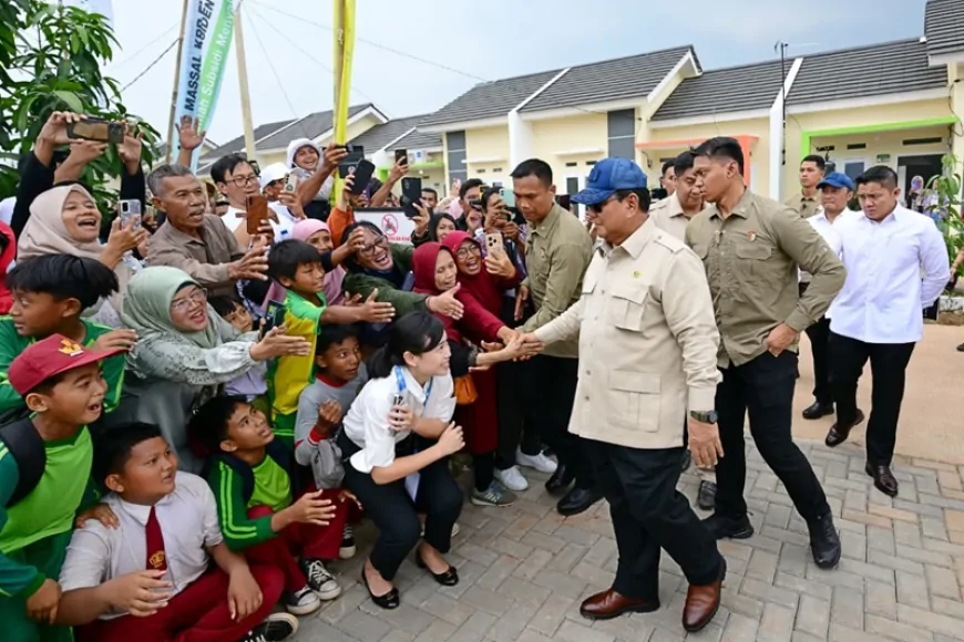 Prabowo dan Warga Cileungsi.webp