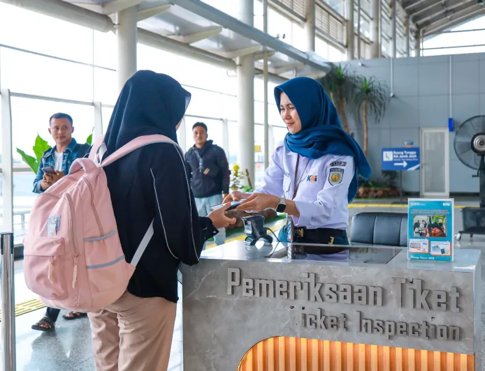 KAI Daop 1 Jakarta Lakukan Rekayasa Operasi KA Jarak Jauh dengan BLB di Stasiun Jatinegara dalam Rangka Perayaan HUT TNI ke-80