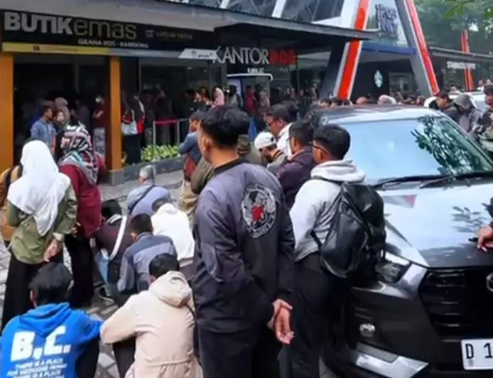 Harga Emas Antam Meroket, Warga Bandung Serbu Gerai Graha Pos
