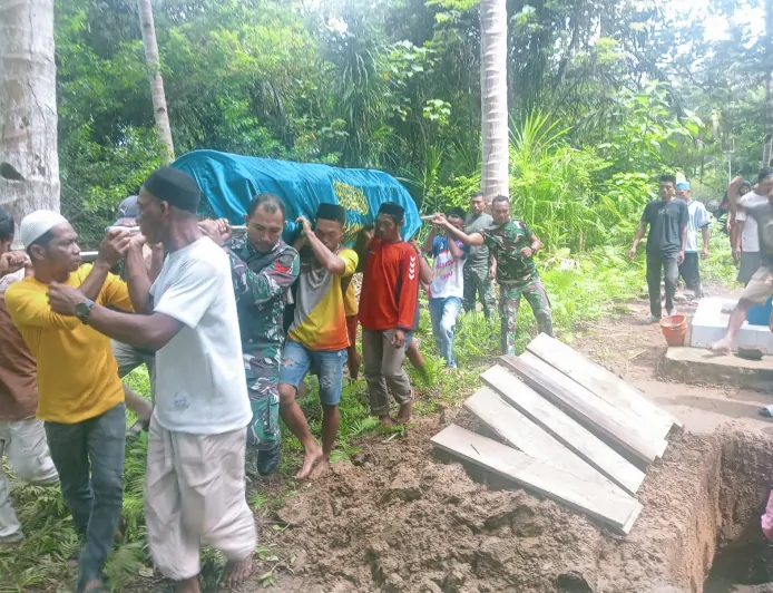 Tak Hanya Bangun Desa, Satgas TMMD Kodim 1505/Tidore Tunjukkan Kepedulian Sosial Bantu Pemakaman Warga