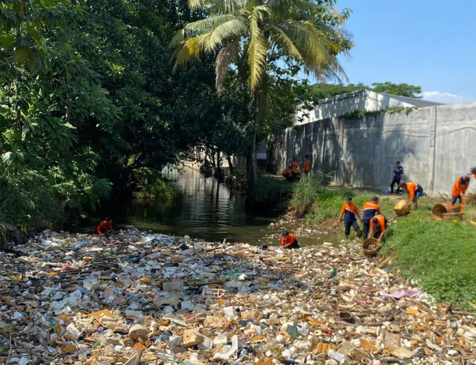 Tindaklanjuti Aduan Warga, DLH Kabupaten Bogor Bersihkan Sampah Menumpuk di Irigasi Setu Cikaret Cibinong
