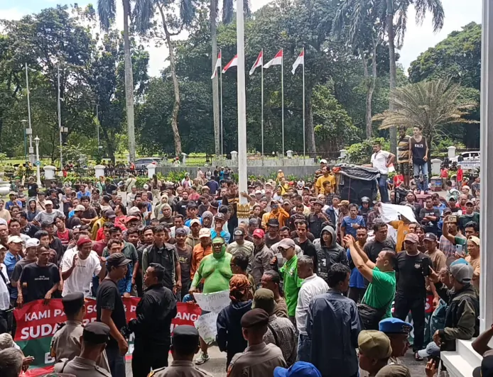 Usai Dialog dengan Pemkot, Massa Sopir Angkot Bubarkan Diri Secara Tertib