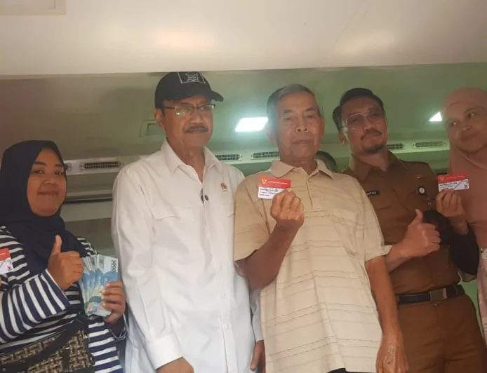 Tinjau Penyaluran Bansos di Bandung, Mensos Sebut 1,4 Juta KPM Sudah tidak Layak Dapat Bansos