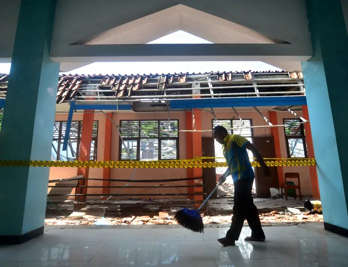Bangunan Ruang Kelas SMKN 1 Gunung Putri Kabupaten Bogor Ambruk