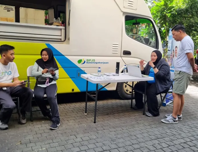 BPJS Ketenagakerjaan Jakarta Kebayoran Baru Gelar Kegiatan Optimalisasi Mobil Layanan Keliling di Blok M Square