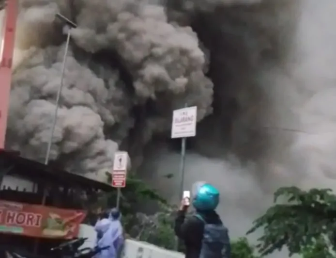 Gunung Semeru Kembali Erupsi, Badan Geologi Naikkan Status Naik ke Level IV Awas, Masyarakat Diminta Waspada