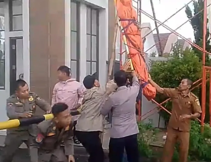 Pekerja Bangunan di Tenjo Bogor Tewas Tersambar Petir, Dipicu Sinyal Handphone