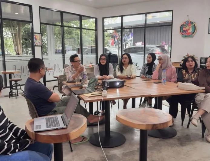 Kolaborasi IKWI dan OMG Hadirkan Pelatihan Makeup Bertema “Heroik Beauty Class