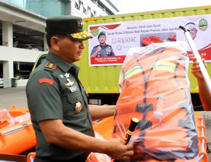 Pangdam III Siliwangi Serahkan Delapan LCR kepada Pemprov Jabar untuk Antisipasi Banjir