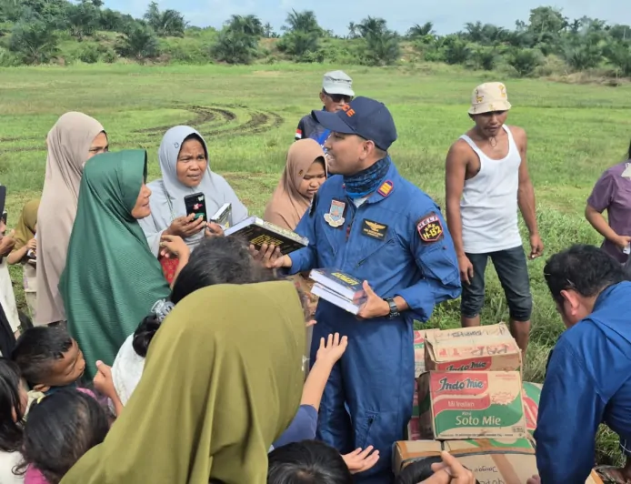Pilot dan Kru Helikopter Salurkan Amanah Al-Qur’an untuk Anak-Anak Terdampak Banjir di Aceh Tamiang