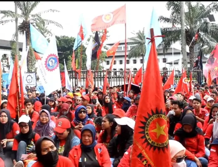 Ribuan Buruh Se-Jawa Barat Demo di Gedung Sate, Tuntut UMK Sesuai Rekomendasi Daerah