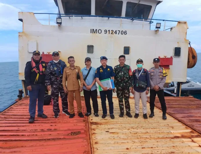 TNI Angkatan Laut Pimpin Pemeriksaan Gabungan KM Polo yang Terdampar di Perairan Pulau Pekajang Lingga
