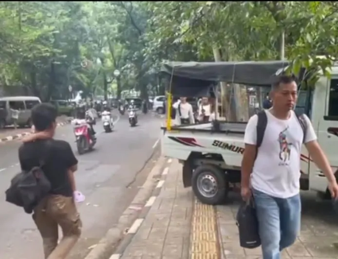Setiap Libur Panjang, Warga Geram Trotoar di Bandung Jadi Lahan Parkir Liar