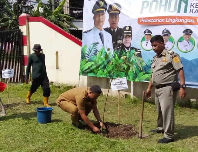 Bukan Cuma Liputan, Forum Media Bogor Raya Journalist One Turun Langsung Tanam Pohon di Tamansari