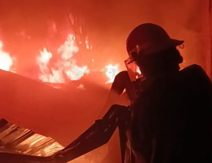 Home Industri Cat Sparepart Motor Terbakar di Citeureup Bogor, Damkar Kerahkan Empat Unit Pemadam