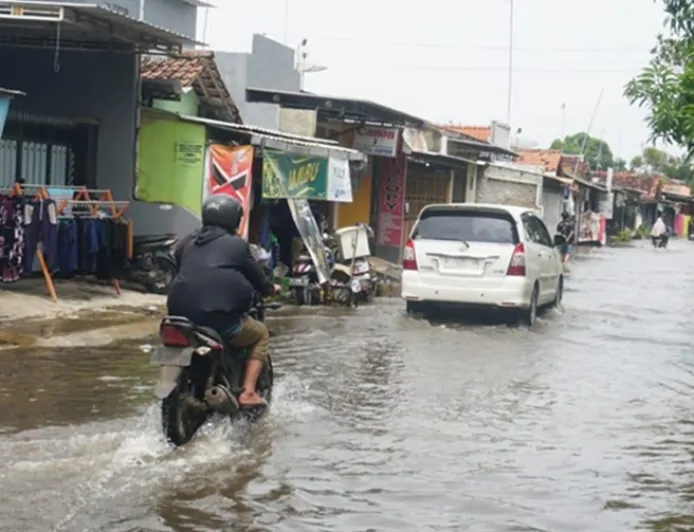 Terdampak Banjir, Jalur Kereta Api di Petak Stasiun Pekalongan-Sragi Belum Bisa Dilalui