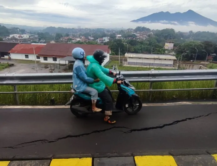 Membahayakan, Jalur Motor di Jalan Danasasmita Batutulis Kota Bogor Kembali Retak