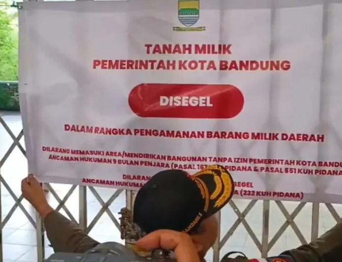 Bandung Zoo Disegel Satpol PP, Pengunjung Terpaksa Pulang
