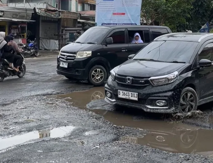 Jalan Griya Bukit Jaya Gunung Putri Kembali Hancur, Pemkab Bogor Akui Drainase Jadi Akar Masalah