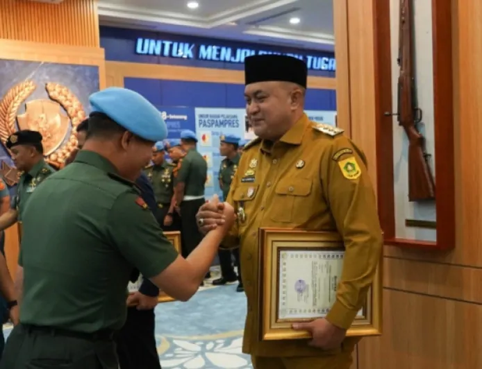 Bupati Bogor Rudy Susmanto Terima Penghargaan Brevet Kehormatan Setia Waspada Dari Paspampres RI