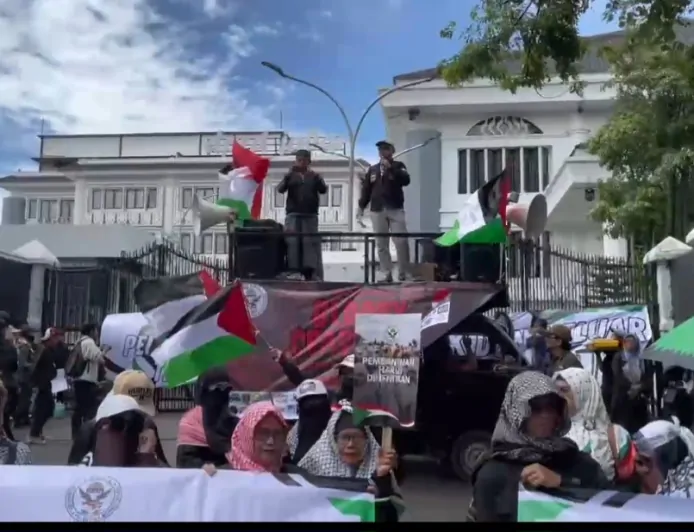 Massa Aksi Bela Palestina di Depan Gedung DPRD Jawa Barat Minta Indonesia Keluar dari BoP