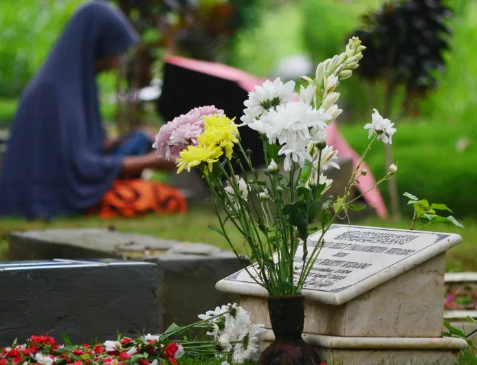 Ziarah Kubur Jelang Ramadan di TPU Pondok Rajeg